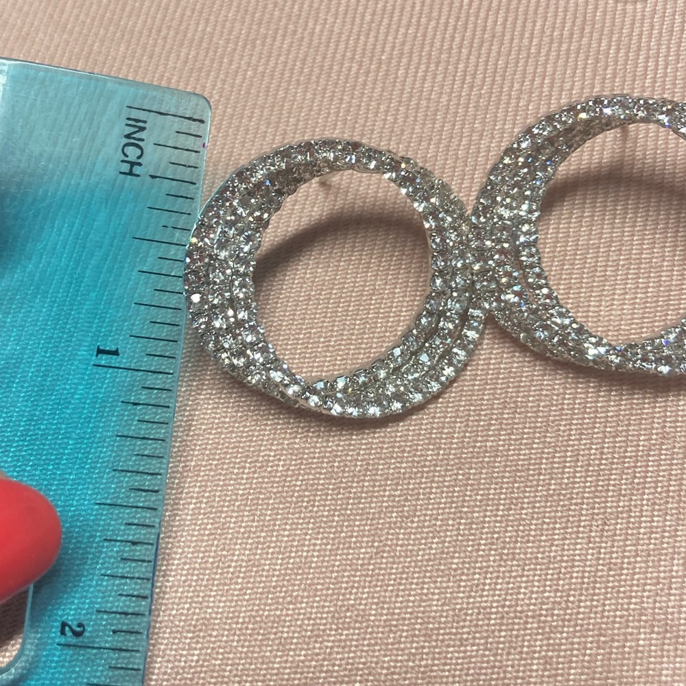 🌟 Beautiful Silver Circle Rhinestone Earrings - Picture 6 of 6